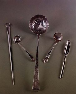 串焼き：Eley and Fearn、1801;ソースレードル：IS、エディンバラ、c。 1800;クリストファーヘインズ、ダブリン、1774年のスープ鍋。キングスパターンソースレードル（J.McKay、エジンバラ、1851年）骨髄スクープ、c.1750（シルバー） 作： Scottish School